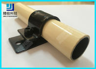 Afiance las juntas de tubo con abrazadera negras del metal del conector entre el tubo del PE y la placa compuesta