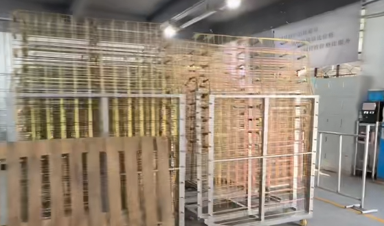 Banco de trabajo de tubería industrial hecho de tubos de aleación de aluminio con estantes personalizados extraíbles diseñados para aplicaciones de carga pesada