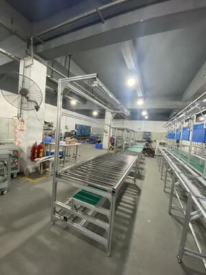 Banco de trabajo de tubería con tubos y conectores de aleación de aluminio con capacidad de carga de 100 a 120 kg y estantes extraíbles para la configuración del espacio de trabajo