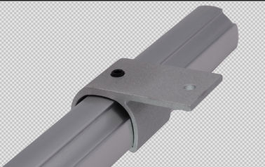 Puliendo con chorro de arena la tubería de aluminio AL-11 articula el conector externo de la placa paralela del tenedor
